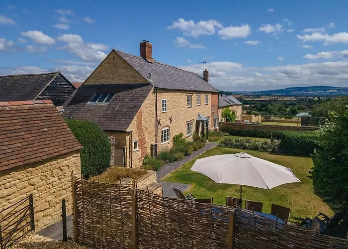 Beautiful Cotswold Farmhouse With Hot Tub Manchester
